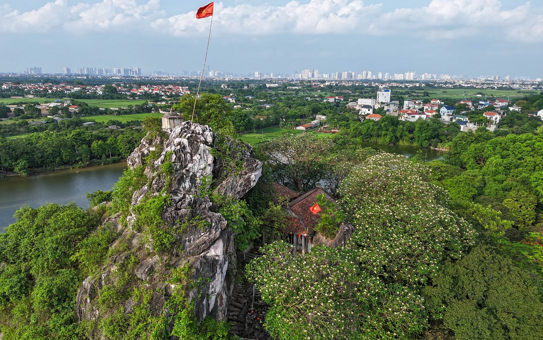 Chùa Vô Vi nhìn từ trên cao