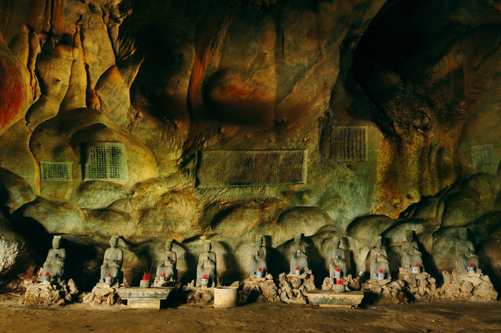 Bên trong động Long Tiên